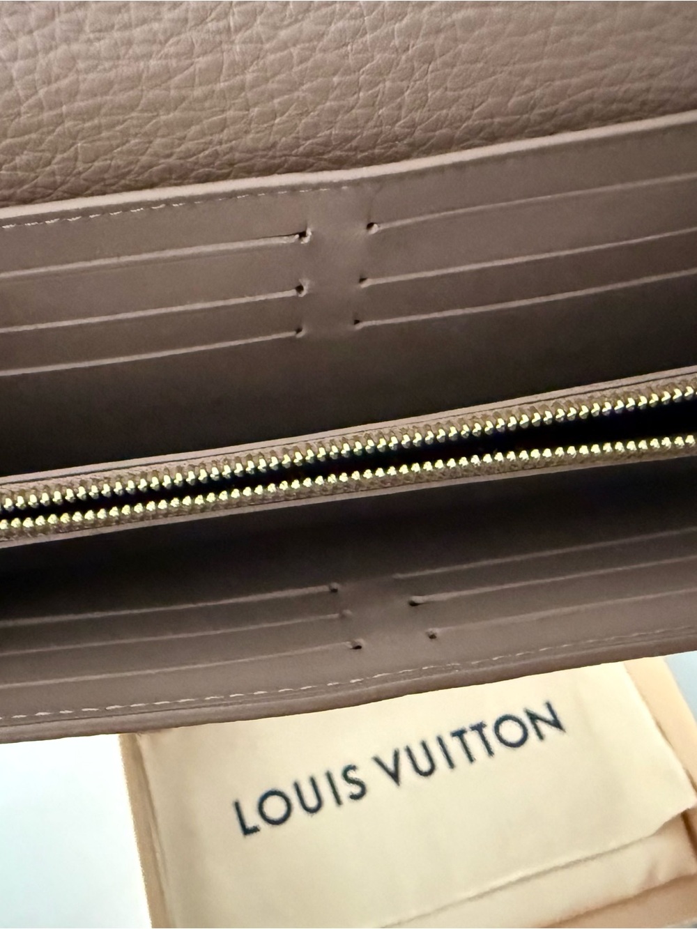 Louis Vuitton Portefeuille Capucines Long Wallet with Gold LV Emblem - Picture 8 of 14